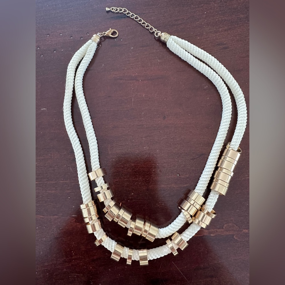 Rope loop necklace
